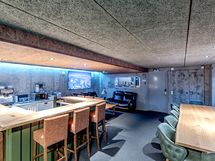 Rälläämössä pelejä, baari ym.