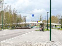 Lähin bussipysäkki heti talon edessä. Merituulentietä pitkin kulkee bussit tiuhaan tahtiin.
