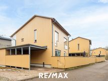 Autokatos talon päädyssä