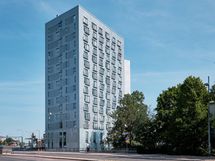 Kuvassa erinomaisten kulkuyhteyksien ympäröimä 16-kerroksinen Juli Malmin Floristi.