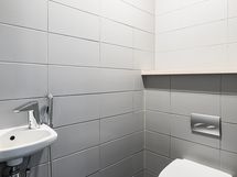 Kylpyhuoneen yhteydessä oleva erillinen wc