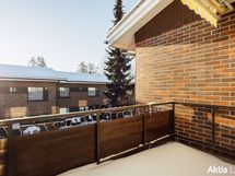 Parveke, jolla markiisi kesäaurinkoa varjostamaan