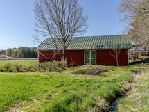 Piharakennus takaa päin