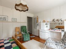 Yläkerran makuuhuone 2