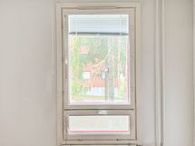 Kaikissa ikkunoissa on sälekaihtiimet.