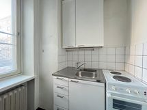 Kompaktissa keittokomerossa on myös ikkuna. Jenkkikaappi on sijoitettu huoneen puolelle.