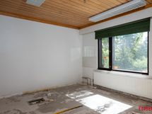 Alakerran työhuone (lattia purettu samalla kun hammaslääkärin laitteet purettu pois)