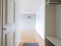 Sisäänkäynti ja eteinen