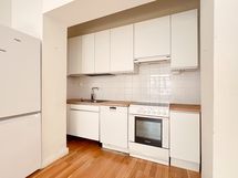 Avokeittiö on varustettu astianpesukoneella.