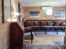 Olohuonetilassa on parkettilattia, lukuunottamatta leivinuunin ympärystää, jossa on laatta.