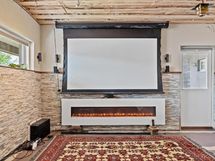 Alakerrassa on iso leffahuone