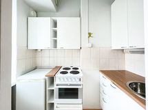 Kodin valoisa ikkunallinen keittokomero.