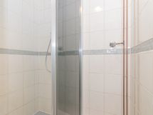 Kylpyhuoneessa suihku ja tilan saa suljettua liukuovella. Pyykinpesukoneelle myös paikka