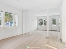 Yhdistetty olohuone ruokailutila koko perheen yhteiseen oleskeluun.