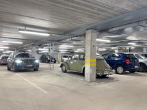 Asunnon yhteydessä myydään autopaikka AH14, jonne helppo pysäköidä.