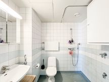 Kylpyhuoneessa on paikka pyykinpesukoneelle.