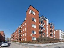 Talo sijaitsee Matruusikadun ja Katajanokanrannan kulmassa