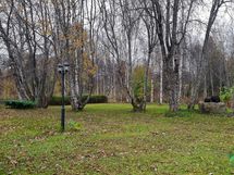 Sisäpihalla paljon tilaa touhuta. Tontti on myös suojaisa ja rajoittuu kahdelta sivustalta kaupungin puistoalueeseen.