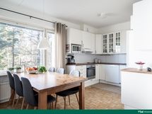 Iso ruokapöytä mahtuu keittiön yhteyteen helposti