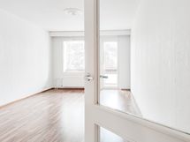 Tilava läpitalon koti rauhallisella sijainnilla.