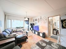 Toisen kerroksen parvekkeellinen koti, josta rauhalliset näkymät.