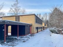 Asunnolle kuuluu kaksi autokatospaikka, jotka ovat ihan vieressä.