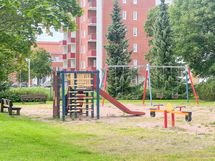 Pihalla leikkipaikka.