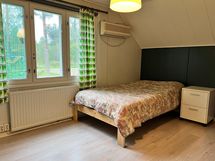 Yläkerran yksi makuuhuoneista