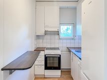 Hissitalon 2. kerroksen tilava parvekkeellinen kaksio, keskeisellä sijainnilla.
