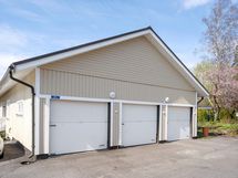 Kahden auton tilava talli latauspisteellä