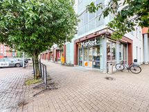 K-Market Pukinmäki ja muut kaupat ovat muutaman minuutin kävelymatkan päässä!