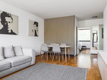 Paneeliseinän takana vaatehuone