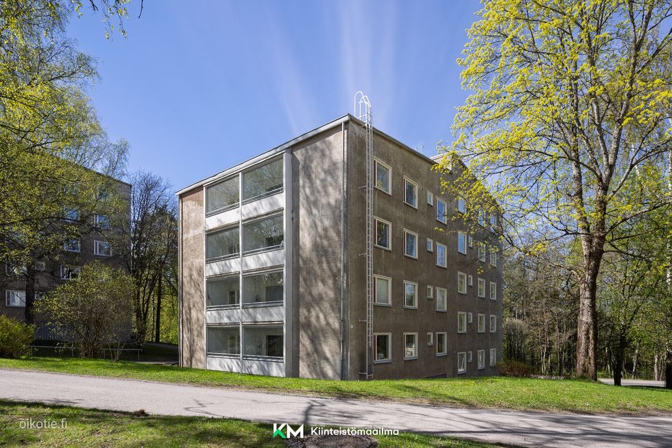 Parveke sisäpihan puolella