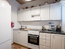 Keittiössä on oma ikkuna ja erinomaisesti säilytystilaa