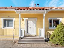 Sisäänkäynti on kutsuva ja laatoitettuna helppohoitoinen.