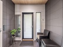 Pukuhuone, josta käynti terassille