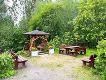 kesällä pihalla keinu ja istuinryhmä käytössä