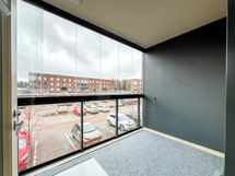 Parveke on täysin lasitettu.