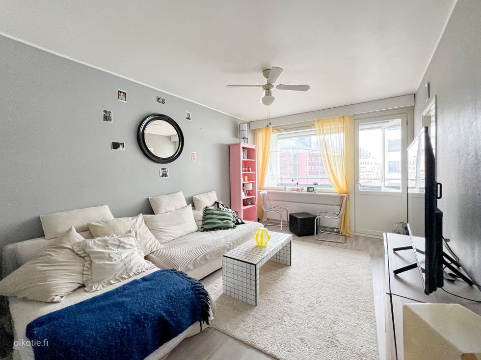 Viidennessä kerroksessa löytyy parvekkeellinen tilava yksiö alkovilla.