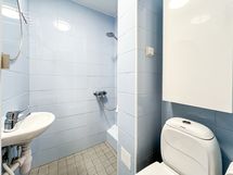 Kylpyhuone on täysin laatoitettu ja pyykinpesu onnistuu taloyhtiön pesutuvassa!