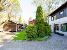 Asiakkaalta saatu kuva, etupiha kesän loistossa