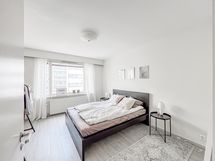 Makuuhuone on tilava ja siellä on tilaa hyvin myös etätyöpisteelle