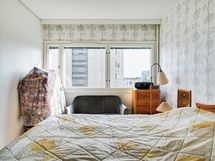 Makuuhuone, takaseinä vaatekaappeja.