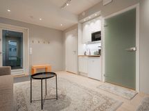 Kerhotilan keittiönurkkaus tekee yhdessäolosta helppoa – varustukseen kuuluu mm. jääkaappi ja kahvinkeitin.