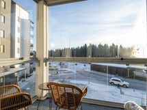 Kuvat vastaavasta alemman kerroksen asunnosta 