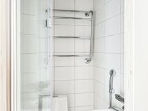 Kylpyhuoneeseen on asennettu peili.