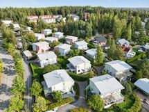 Pientalovaltainen, rauhallinen alue luonnon ympäröimänä.