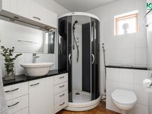 Alakerran WC suihkukaapilla