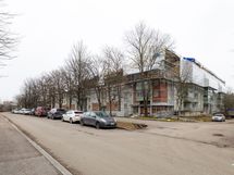 Kadun puolen julkisivua, kattoremontti meneillään