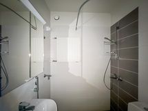 Remontoidussa kylpyhuoneessa on tilaa omalle pyykinpesukoneelle.